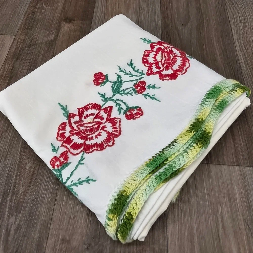 Vintage Hand Embroidered‎ Floral Rose Pillowcase Set Crochet Lace Trim White 2pc
